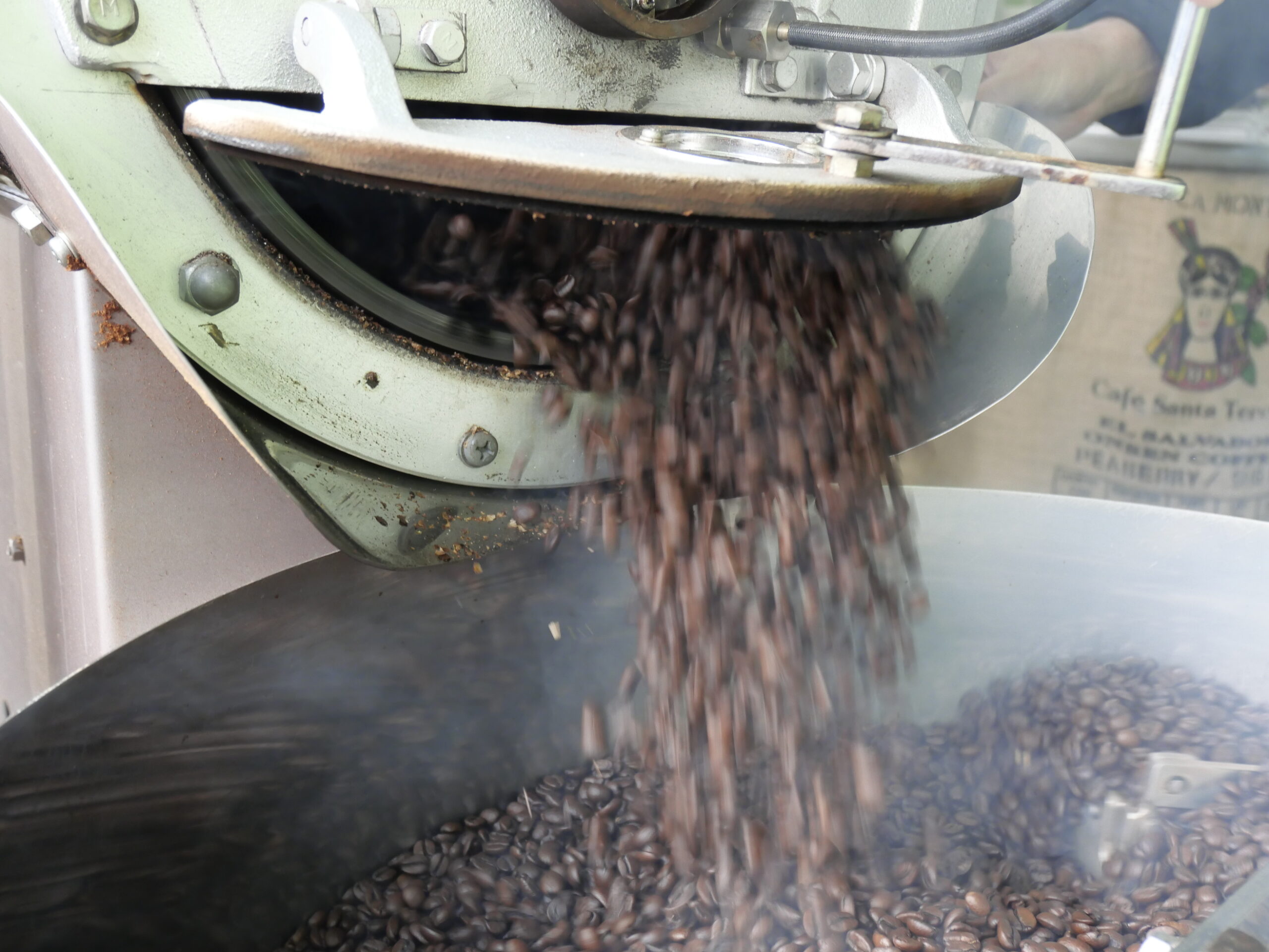 焙煎がおわり窯出し